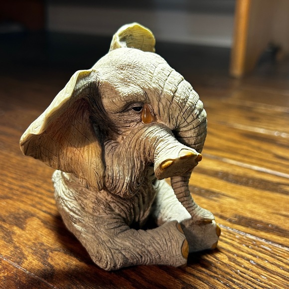 Tuskers Hand Painted 'Tearful Maxwell' Elephant Ornament / Figurine - Picture 2 of 9
